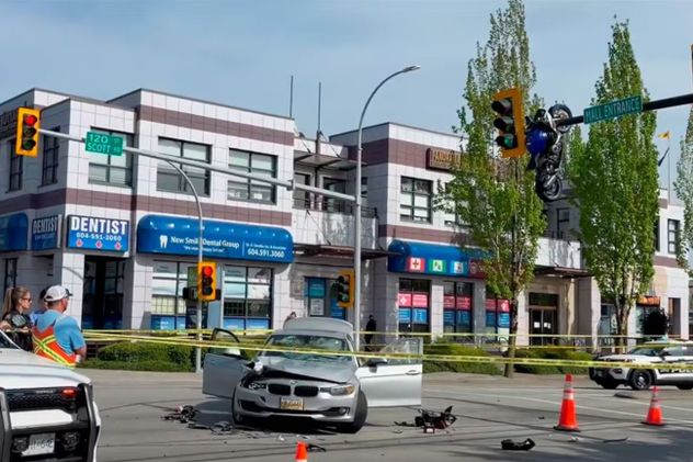 Impactante choque: una moto voló y quedó colgada de un semáforo