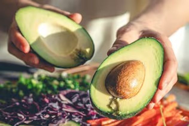 Cómo reconocer una palta lista para comer sin apretarla con los dedos.