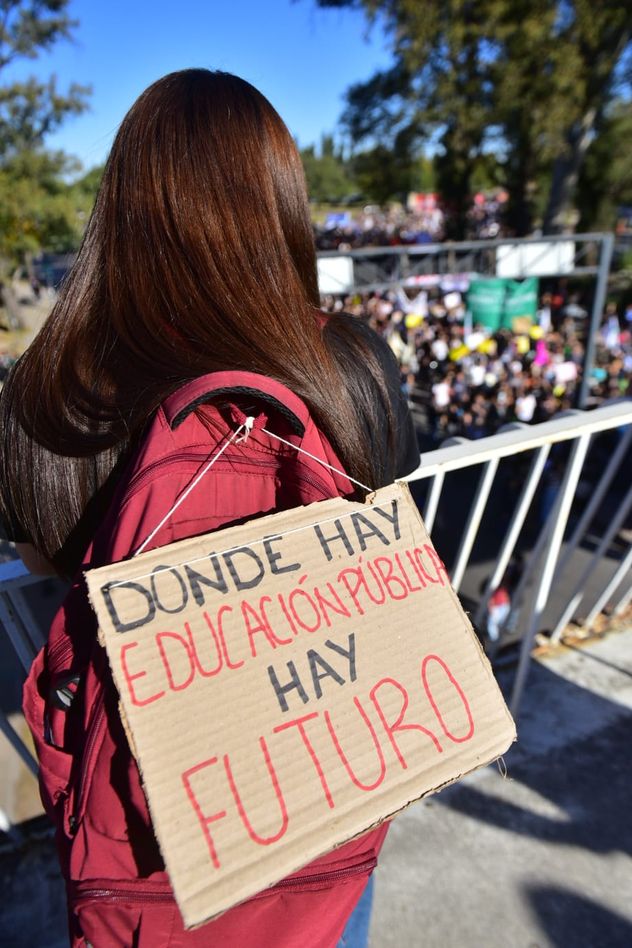 Multitudinaria marcha por la universidad pública. 