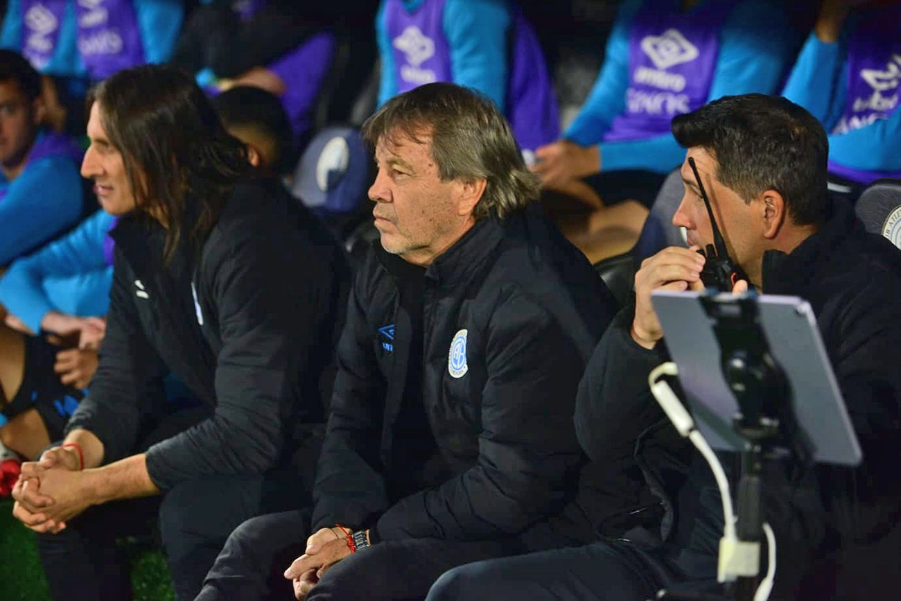 Belgrano frente a Unión de Santa Fe en el Gigante de Alberdi por los cuartos de final del Torneo Apertura 2026.