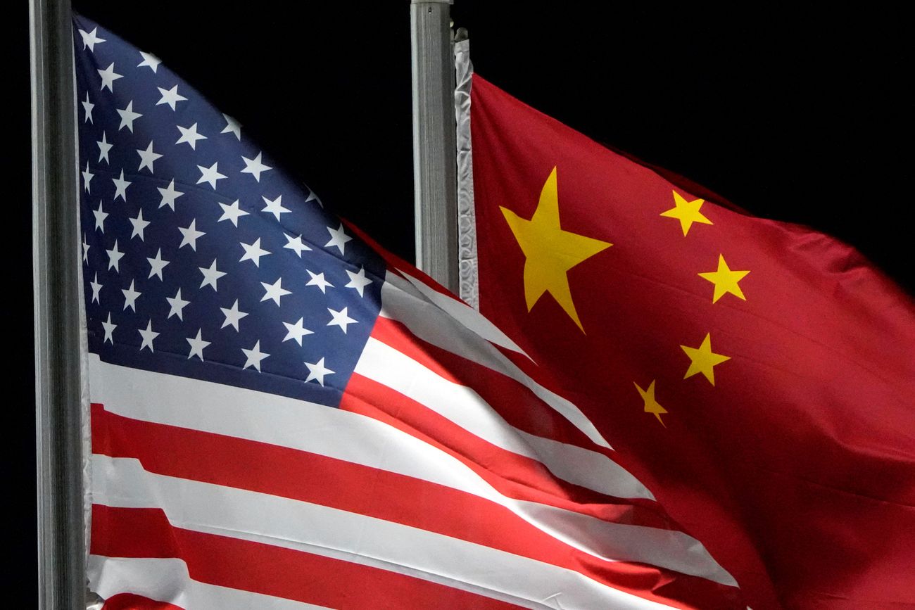 Las banderas de Estados Unidos y de China ondean en el parque de nieve de Genting antes de los Juegos Olímpicos de Invierno en Zhangjiakou, China, el 2 de febrero de 2022. (Kiichiro Sato, Archivo)