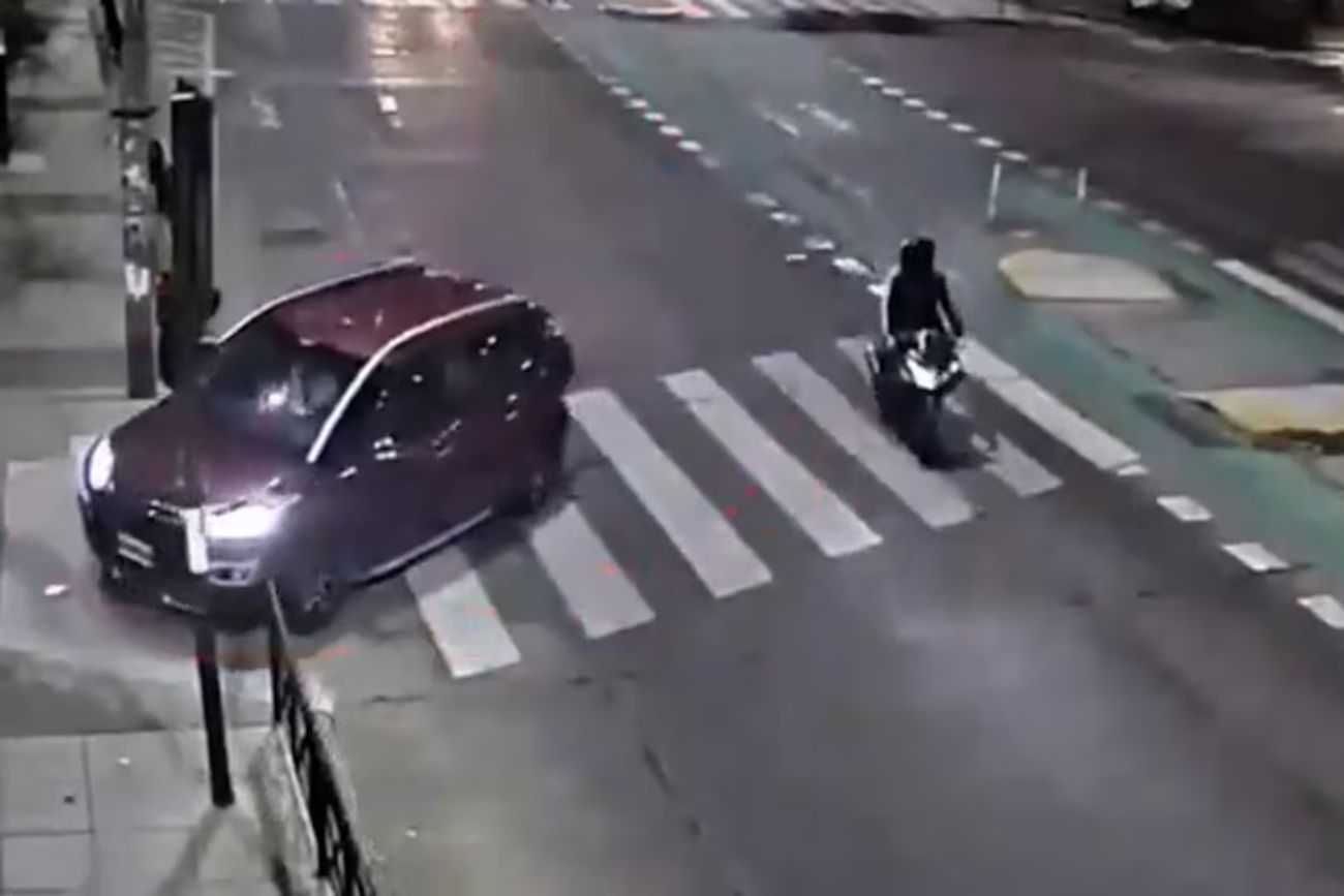 Una mujer entró con el auto por un paseo peatonal en Rosario: tiene que pagar más de $ 2 millones de multa