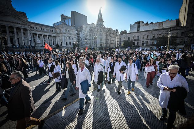Marcha a Plaza de Mayo para reclamar por el cumplimiento la ley financiamiento universitario.