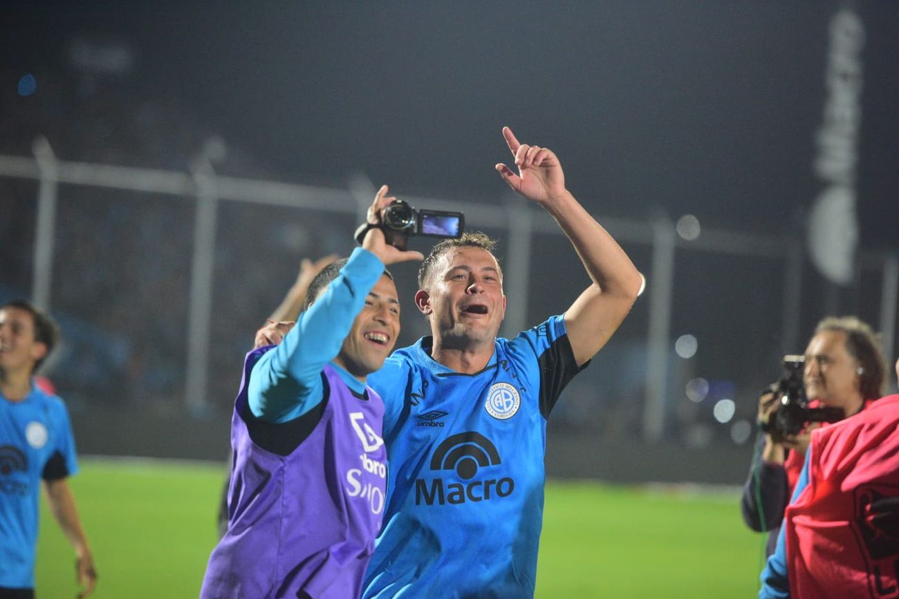 Festejos de Belgrano tras vencer a Unión.