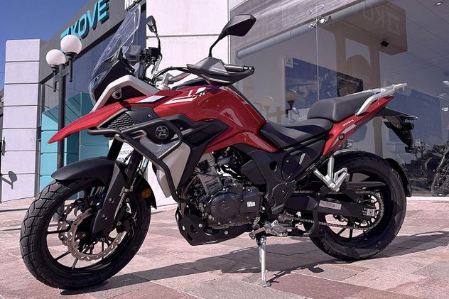 Kove 400x nacida para la aventura.