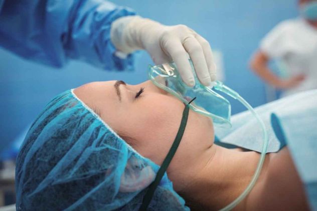 La anestesia general induce un estado cerebral único de inconsciencia, distinto tanto del sueño natural como del coma. 