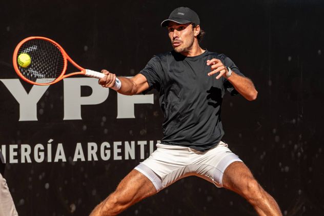 Eduardo Ribeiro, de Brasil, jugando el Challenger en el Córdoba Lawn Tenis.