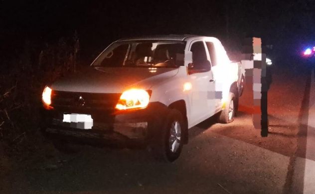 Impactante siniestro vial en San Francisco: atropelló a un perro, cayó sobre el asfalto, fue arrollado por dos camionetas y murió. 