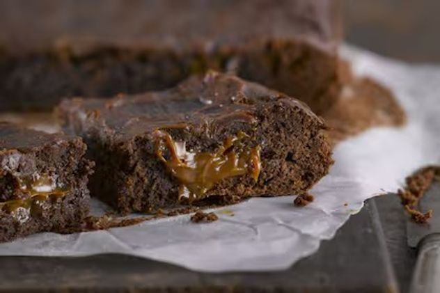 Cómo hacer brownie marmolado de dulce de leche con centro húmedo y textura irresistible.