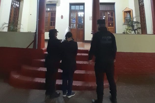 Una docente fue detenida tras robarle la tarjeta a una compañera y gastarle más de $ 300 mil