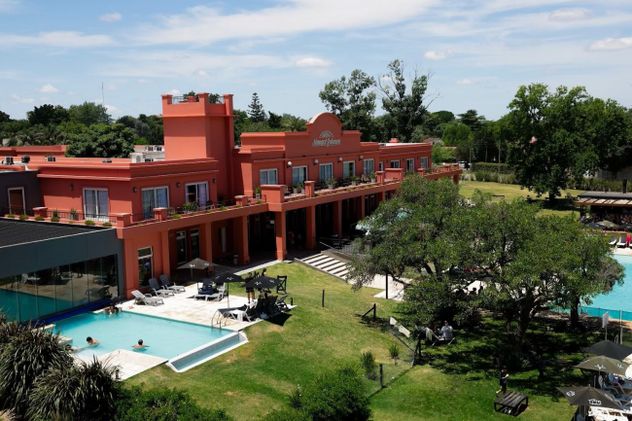 El predio de Howard Johnson Chascomús frente a la laguna es un escenario ideal para escapadas que buscan combinar aire libre y servicios de hotelería.