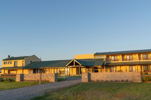 El Spa La Aguada de Un Alto en la Huella es uno de los pilares de la propuesta de bienestar con su piscina climatizada en el entorno rural de Areco.