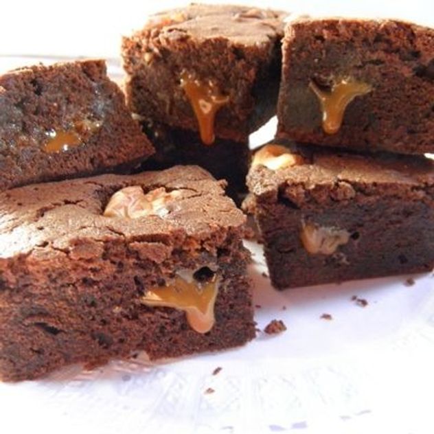 Cómo hacer brownie marmolado de dulce de leche con centro húmedo y textura irresistible.