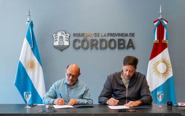 El titular del SEP, Sergio Calvo, y el secretario General de la Gobernación, David Consalvi, cuando firmaron el acuerdo paritario para este año. En el gremio hay mucha preocupación por las deudas de sus afiliados. (Prensa Gobierno de Córdoba) 