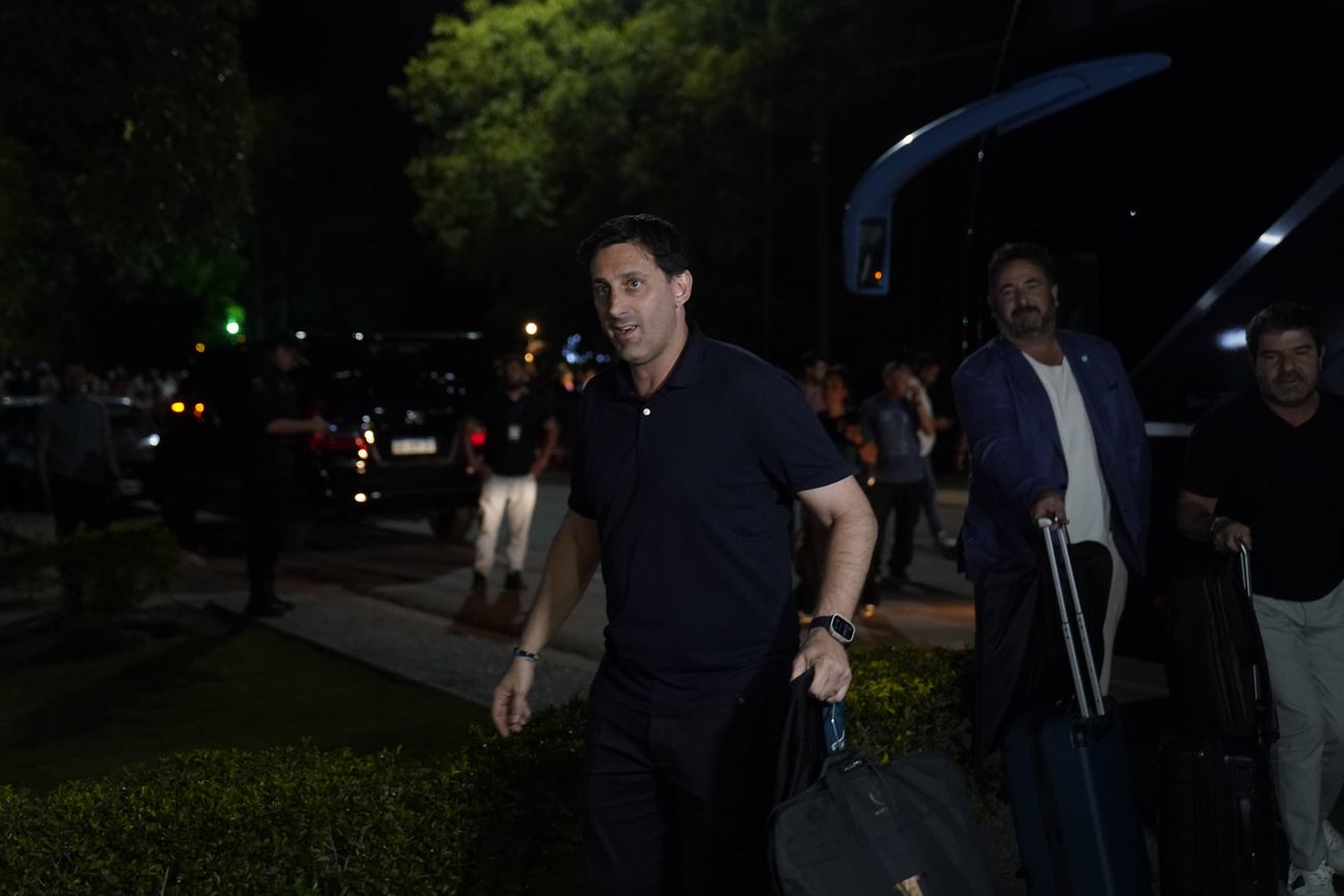 Diego Milito, presidente de Racing, explotó en Rosario contra el árbitro Darío Herrera y la conducción de la AFA. 