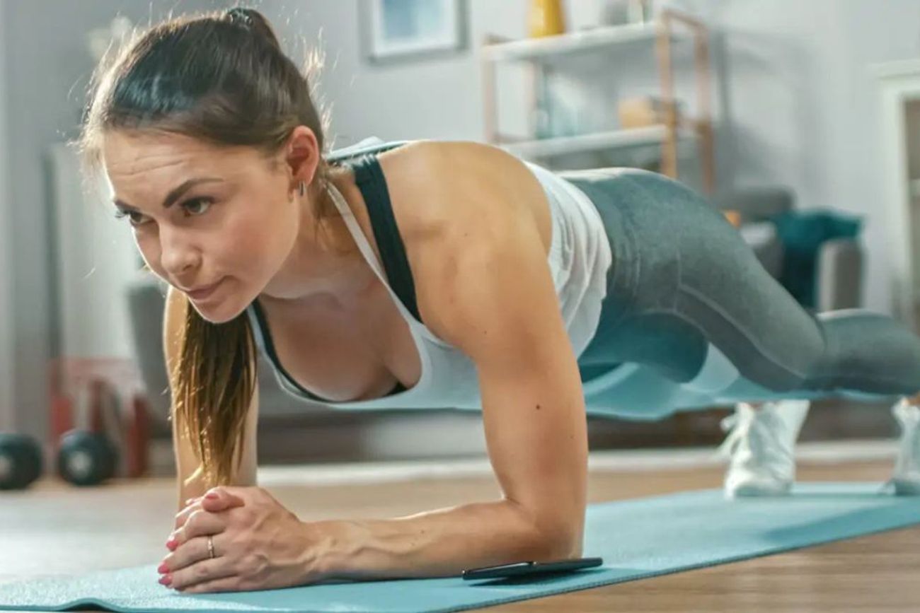 La plancha abdominal trabaja el abdomen, la zona lumbar, los glúteos y los hombros de manera simultánea.