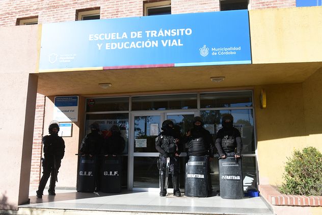 Allanamientos en la Escuela Municipal de Tránsito de la ciudad de Córdoba.