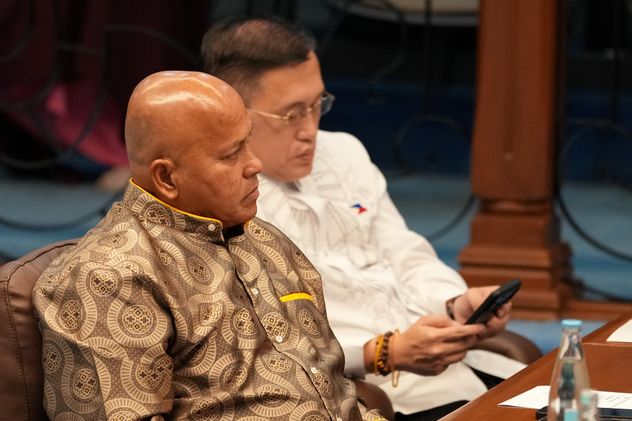 Acusado. El senador filipino Ronald dela Rosa, a la izquierda, se sienta junto al senador Christopher "Bong" Go en el Senado.
