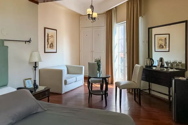 La propiedad del Hotel Colonial Salta conserva su impronta del siglo XIX frente a la plaza principal para funcionar como una base estratégica en el casco histórico.
