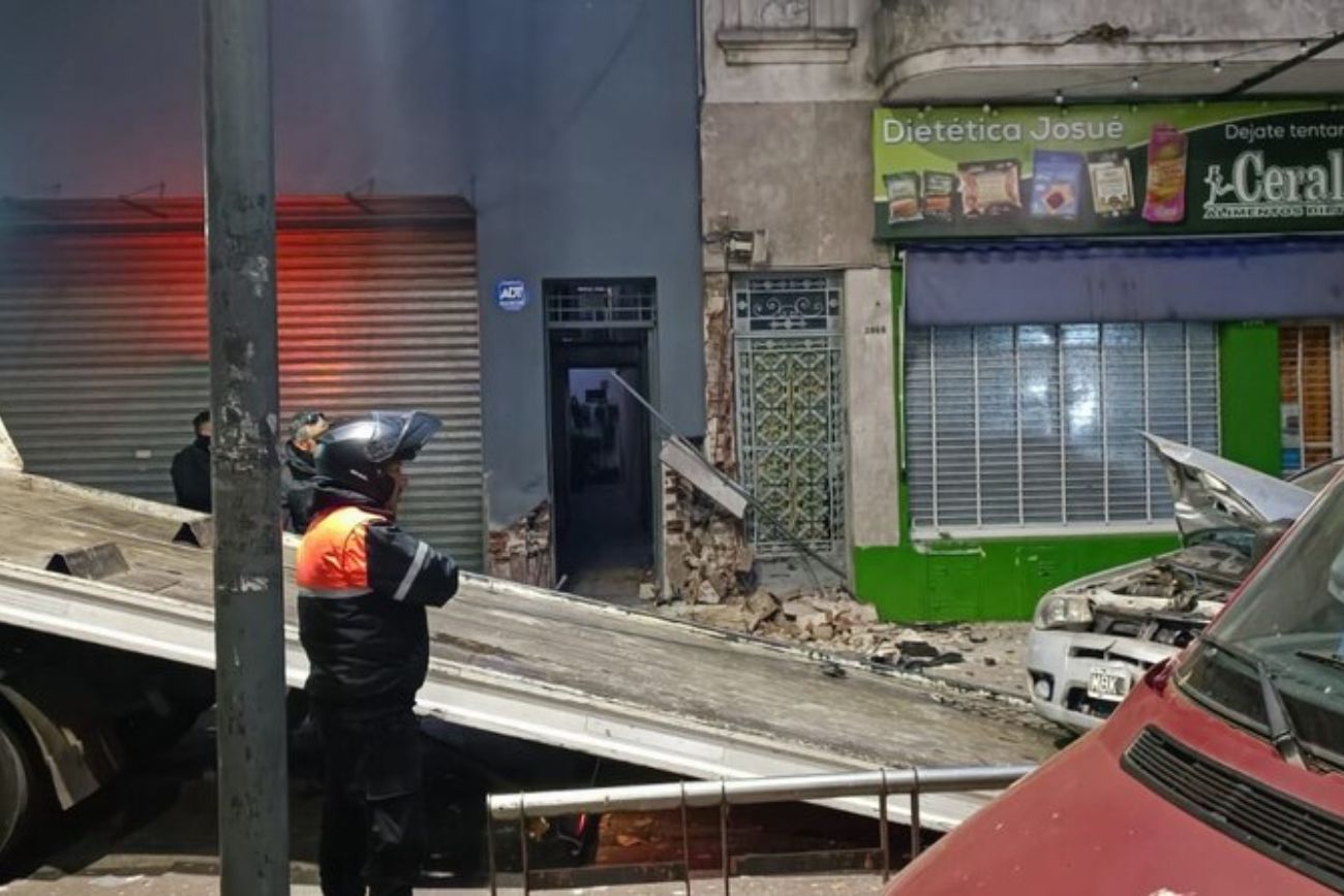 Tragedia: un conductor murió tras chocar contra dos viviendas y dejó a cuatro familias sin servicios