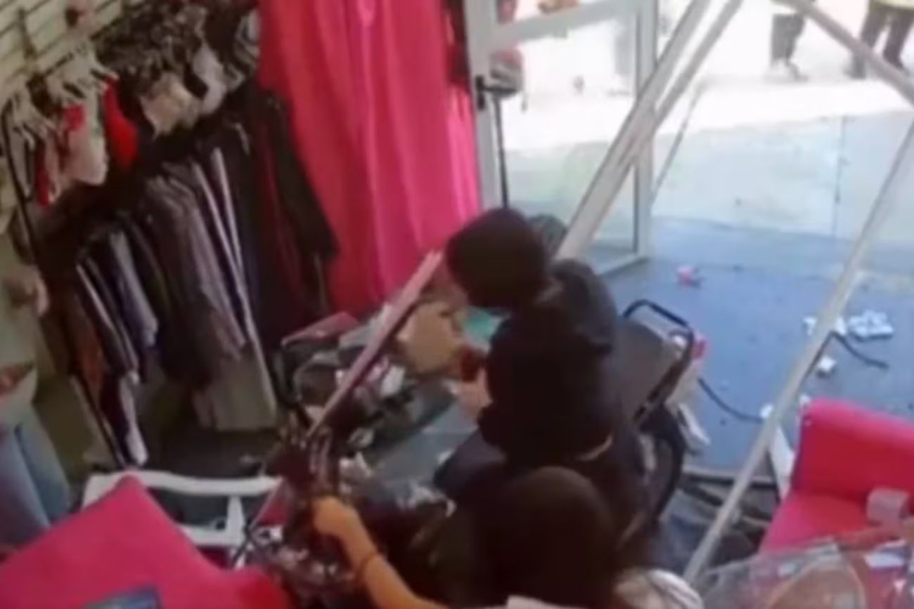 Buenos Aires: dos adolescentes de 14 años se incrustaron con una moto en un local y causaron graves daños