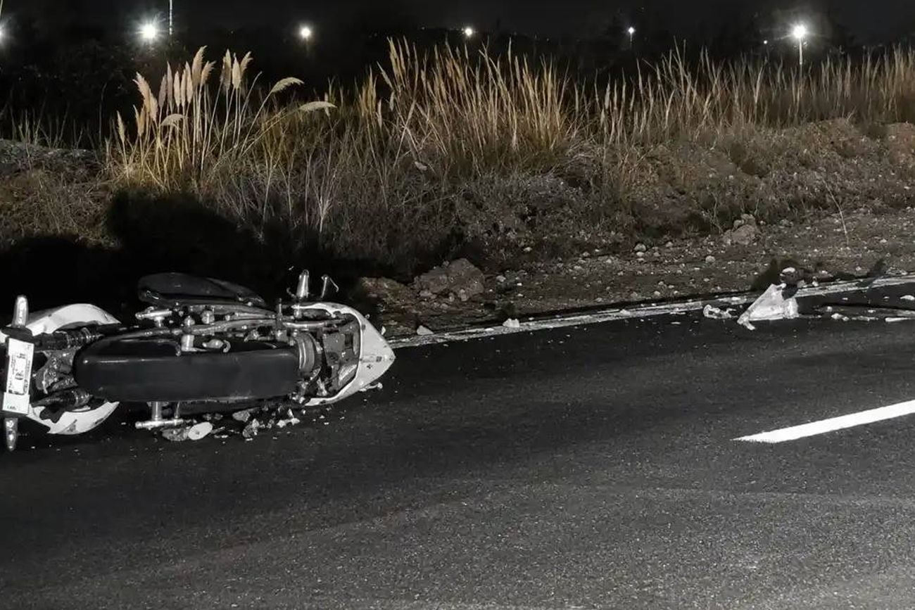 Impactante siniestro vial en San Francisco: atropelló a un perro, cayó sobre el asfalto, fue arrollado por dos camionetas y murió. 