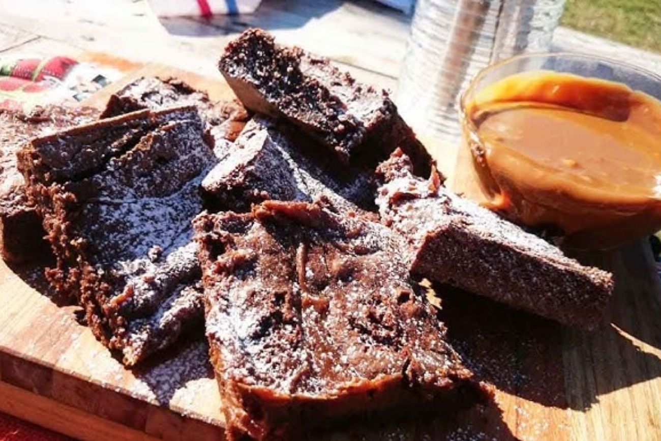 Cómo hacer brownie marmolado de dulce de leche con centro húmedo y textura irresistible.