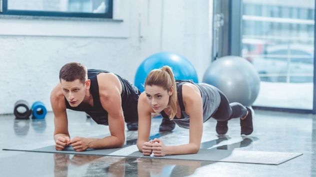 La plancha abdominal trabaja el abdomen, la zona lumbar, los glúteos y los hombros de manera simultánea.