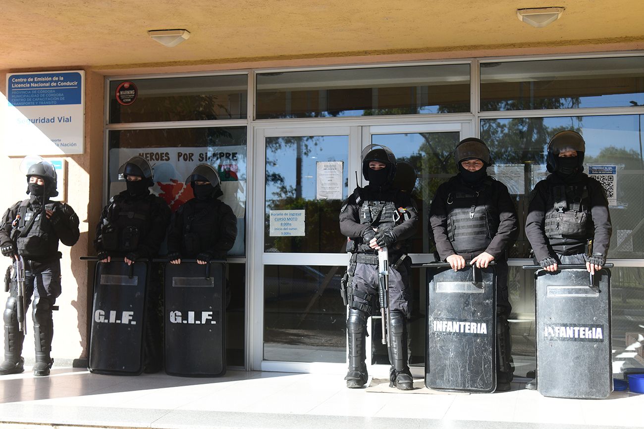 Allanamientos en la Escuela Municipal de Tránsito de la ciudad de Córdoba.
