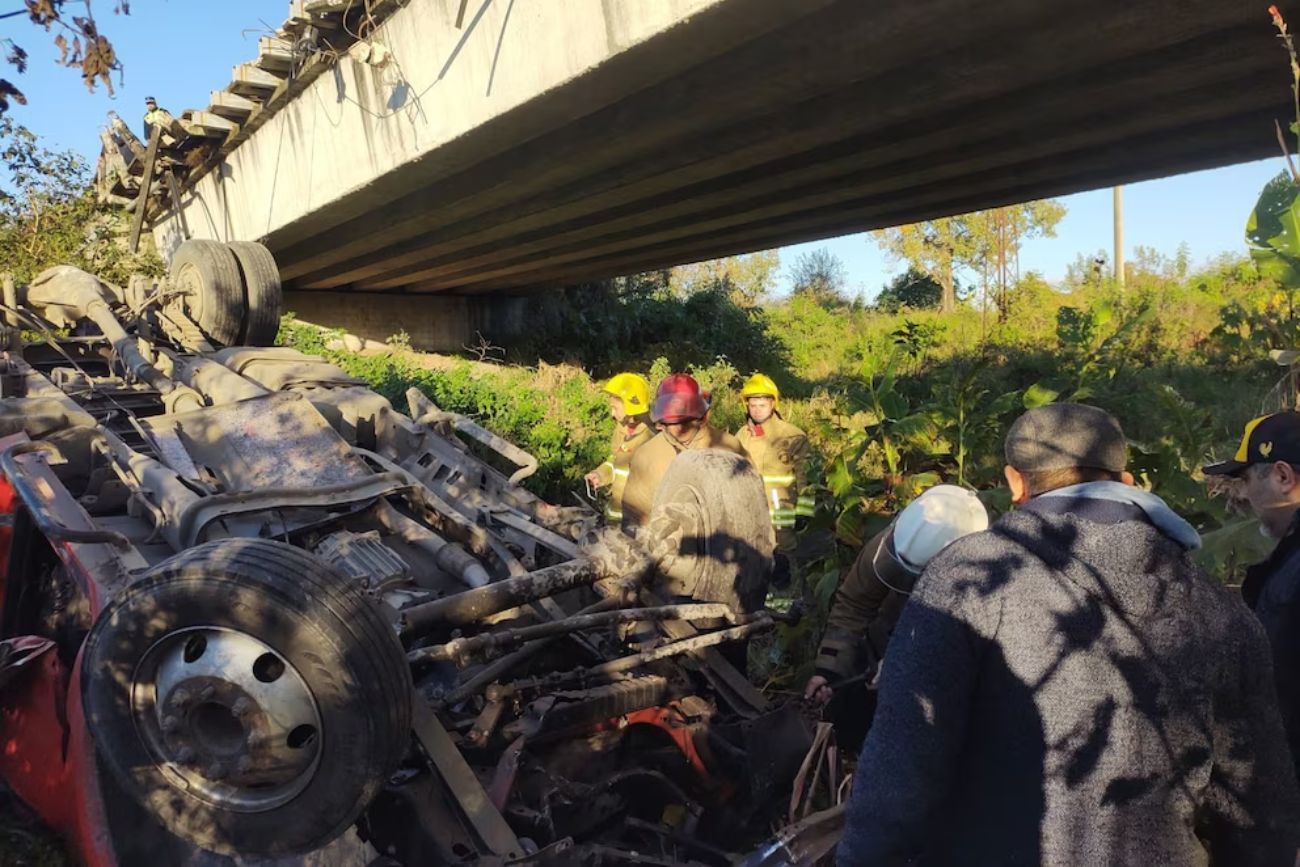 Un camionero cayó desde un puente y fue rescatado tras quedar atrapado