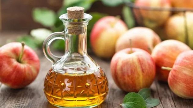 El vinagre de manzana ayuda a modificar el pH de la piel y dificulta la proliferación de bacterias responsables del mal olor.