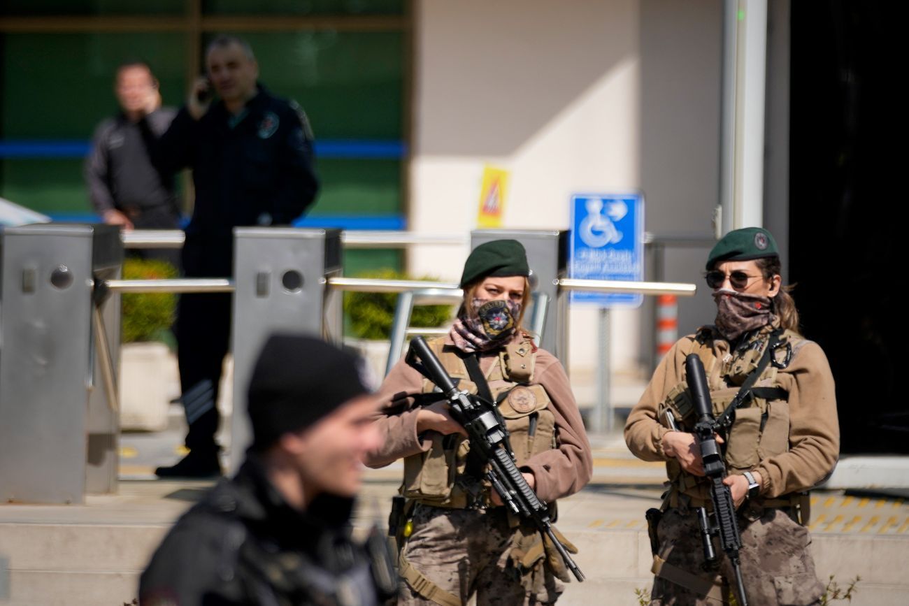 La policía y el ejército turcos acordonaron la zona tras un ataque armado contra el edificio que alberga el consulado israelí en Estambul, Turquía, el martes 7 de abril de 2026. (Foto AP / Khalil Hamra)