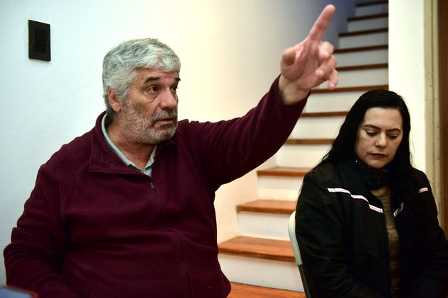 Los vecinos señalaron que hay largas filas al frente de sus viviendas, y vehículos estacionados en doble mano. (Nicolás Bravo / La Voz)