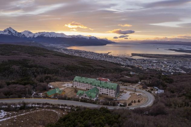 El Hotel del Glaciar se ubica en la Reserva Natural El Martial y funciona como un lodge de montaña con vistas privilegiadas al Canal Beagle.
