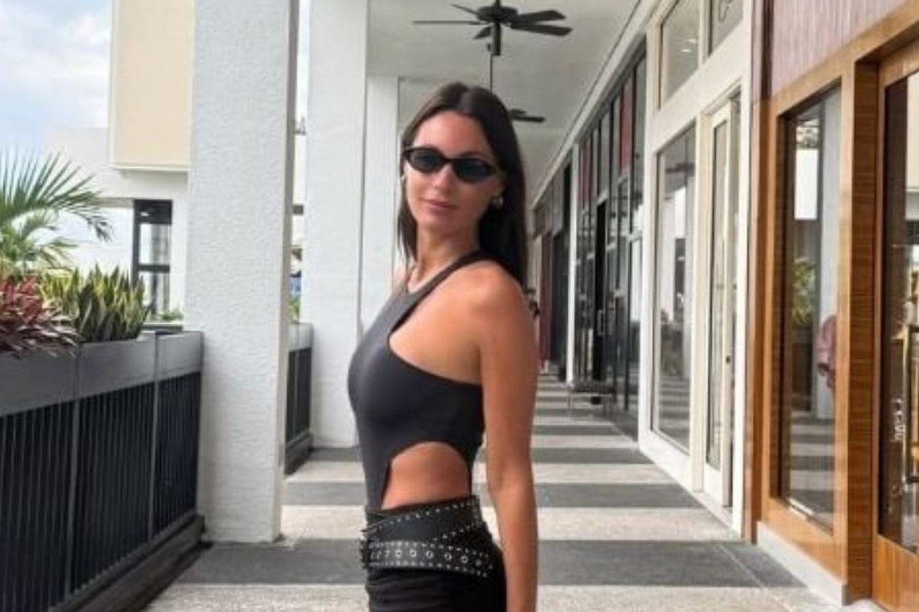 Carolina Ardohain apostó por un cinturón ancho con tachas plateadas, el accesorio que pisa fuerte este invierno y ya domina el street style.