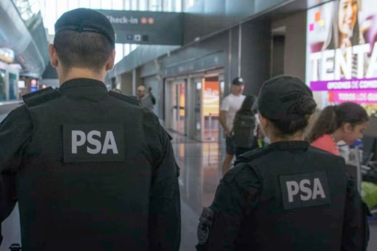 Detuvieron a un pasajero que intentaba abordar un vuelo con un arma cargada en su mochila