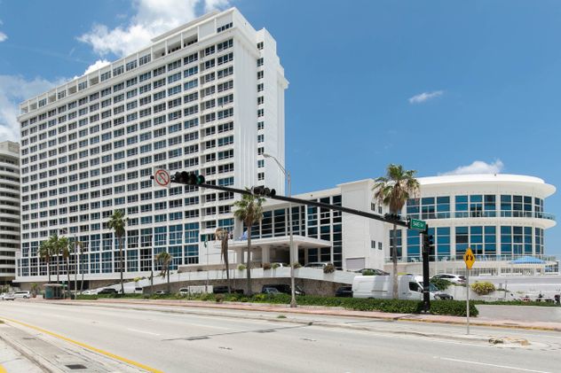 Los departamentos de New Point Miami sobre la avenida Collins brindan acceso directo a la playa y la flexibilidad de una estadía a ritmo propio.