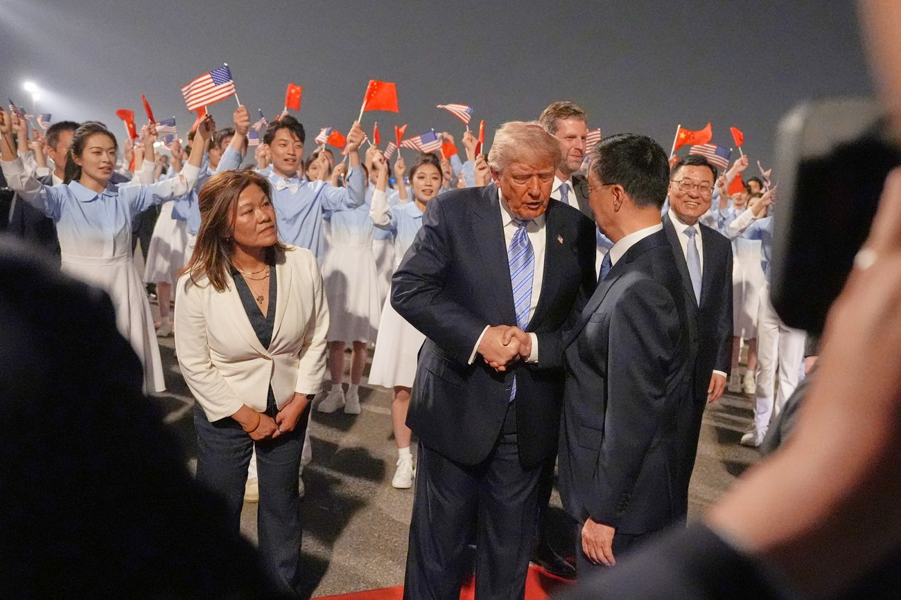 El presidente Donald Trump se da la mano durante una ceremonia de bienvenida el miércoles 13 de mayo de 2026, en el Aeropuerto Internacional Capital de China (Mark Schiefelbein)
