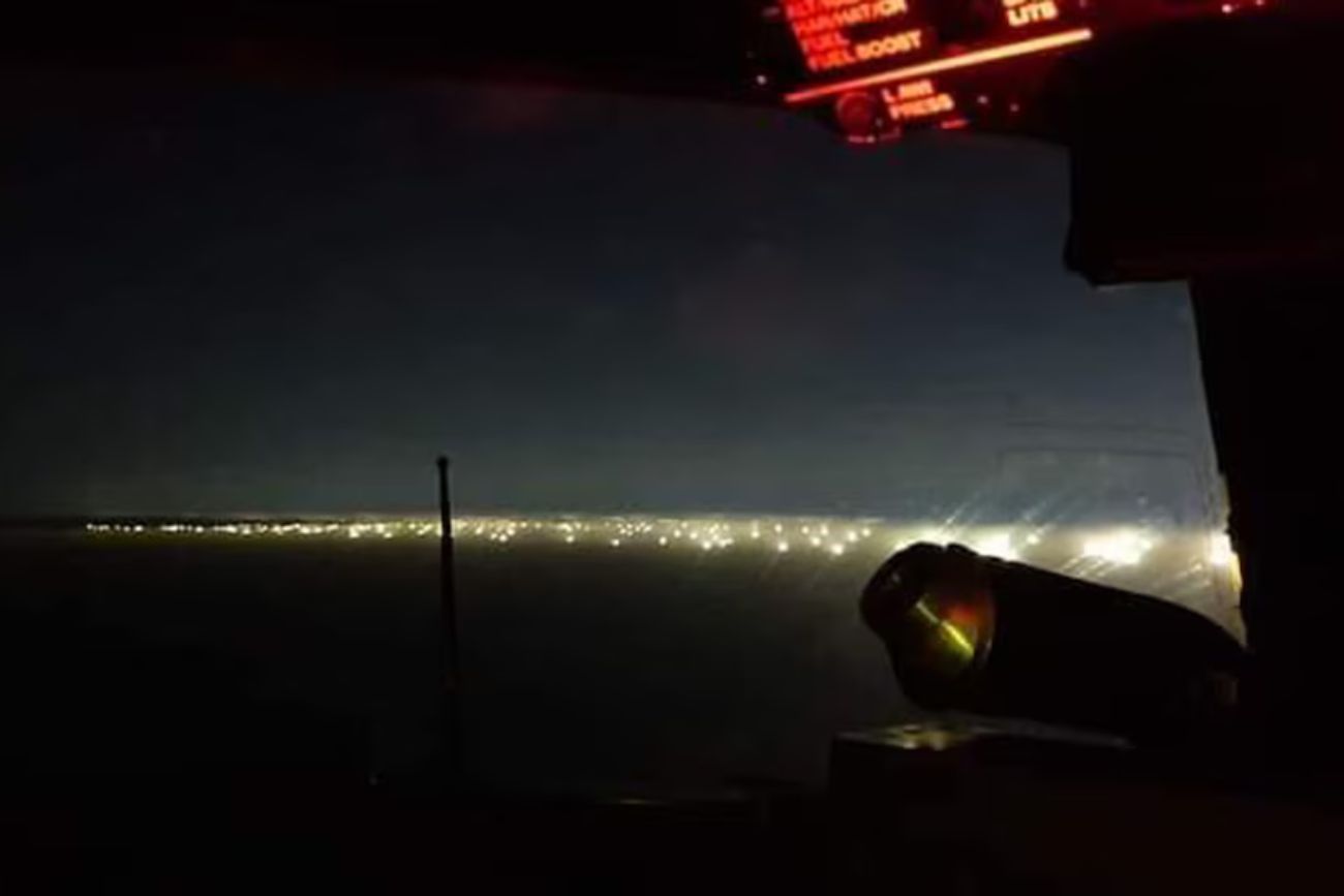 Cientos de luces de buques pesqueros chinos iluminan la noche al borde de la zona económica exclusiva de Argentina