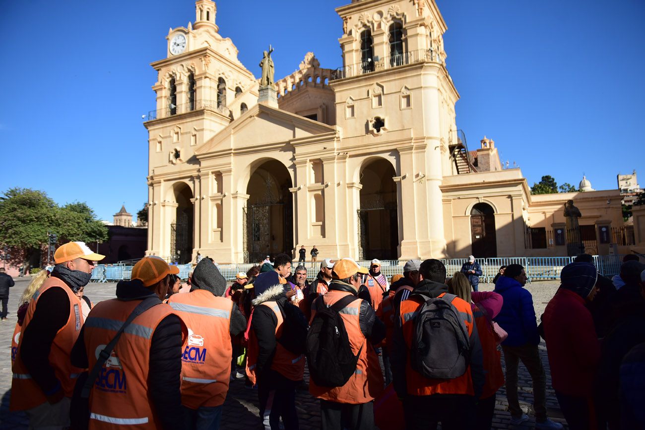 Cooperativas de naranjitas se reúnen en la catedral con el arzobispo Angel Rossi.  (Nicolás Bravo / La Voz)