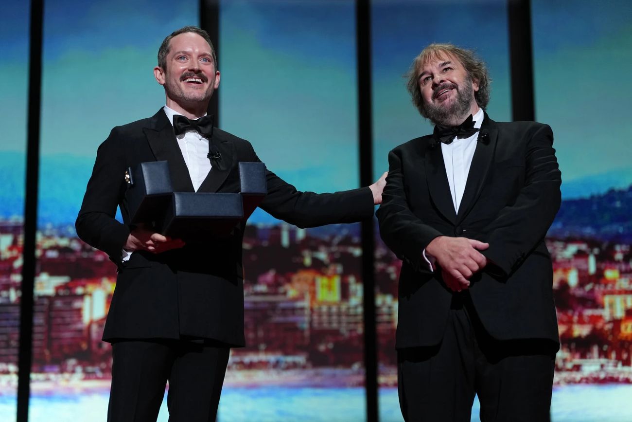 Elijah Wood le entrega el reconocimiento de Palma de Oro honorítica a Peter Jackson. 