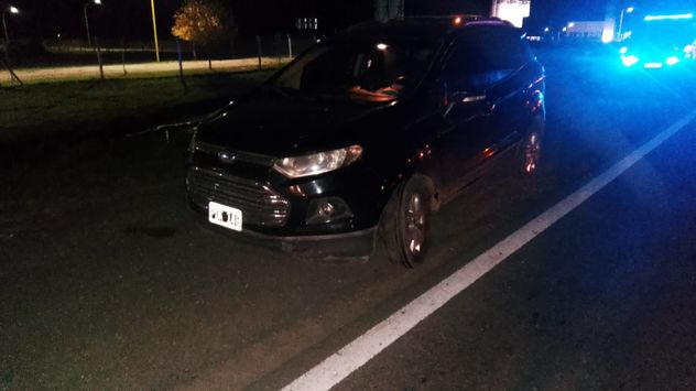 Impactante siniestro vial en San Francisco: atropelló a un perro, cayó sobre el asfalto, fue arrollado por dos camionetas y murió. 