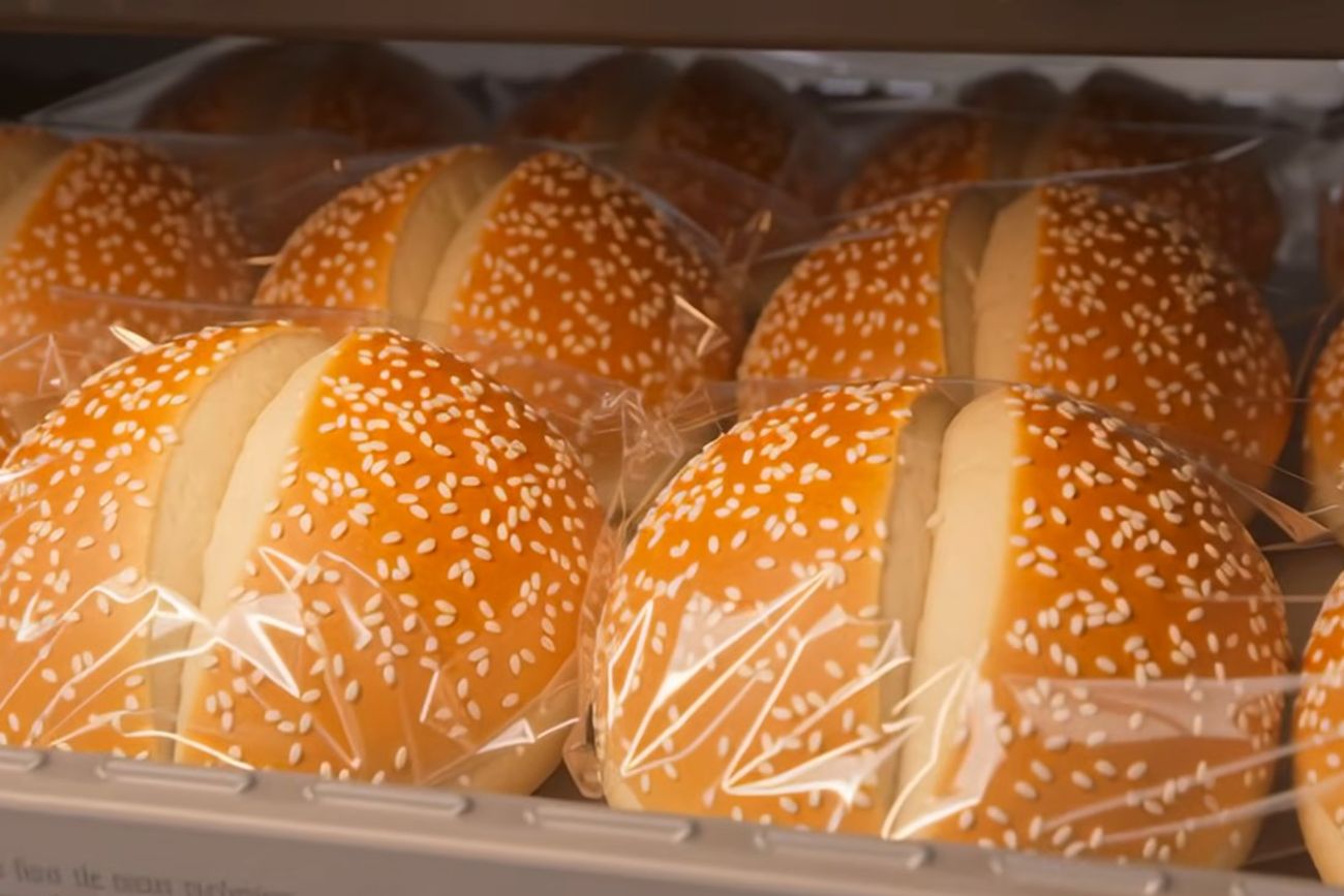 Harina exclusiva y sello nacional: cómo se produce el pan de McDonald's en Argentina