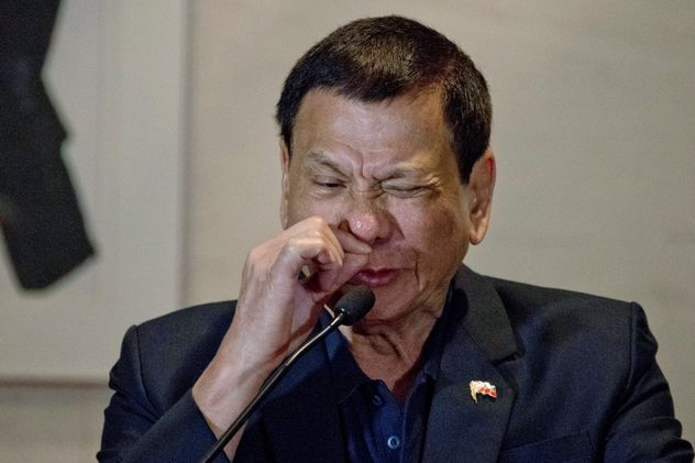 Archivo. El entonces presidente filipino Rodrigo Duterte en una conferencia de prensa en Chima mostró cómo un drogadicto "inhala drogas". 
