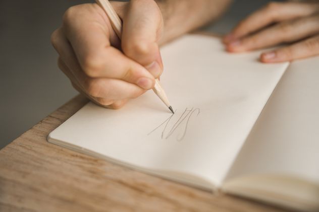 Lo dice la ciencia: qué significa tomar notas a mano, según la psicología.