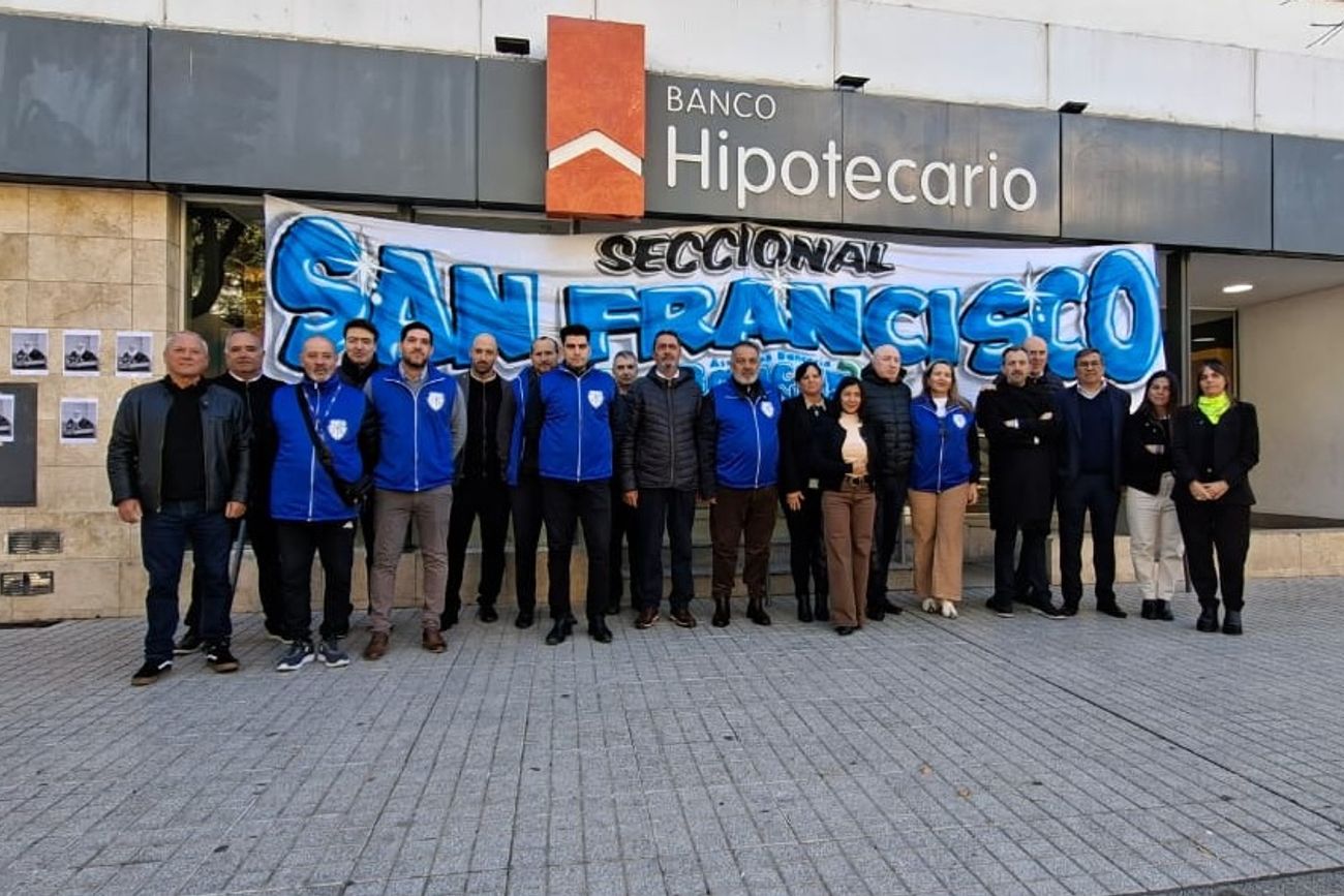 El personal del Hipotecario que se queda sin empleo junto a represententes gremiales, frente a la sede de la sucursal. 
