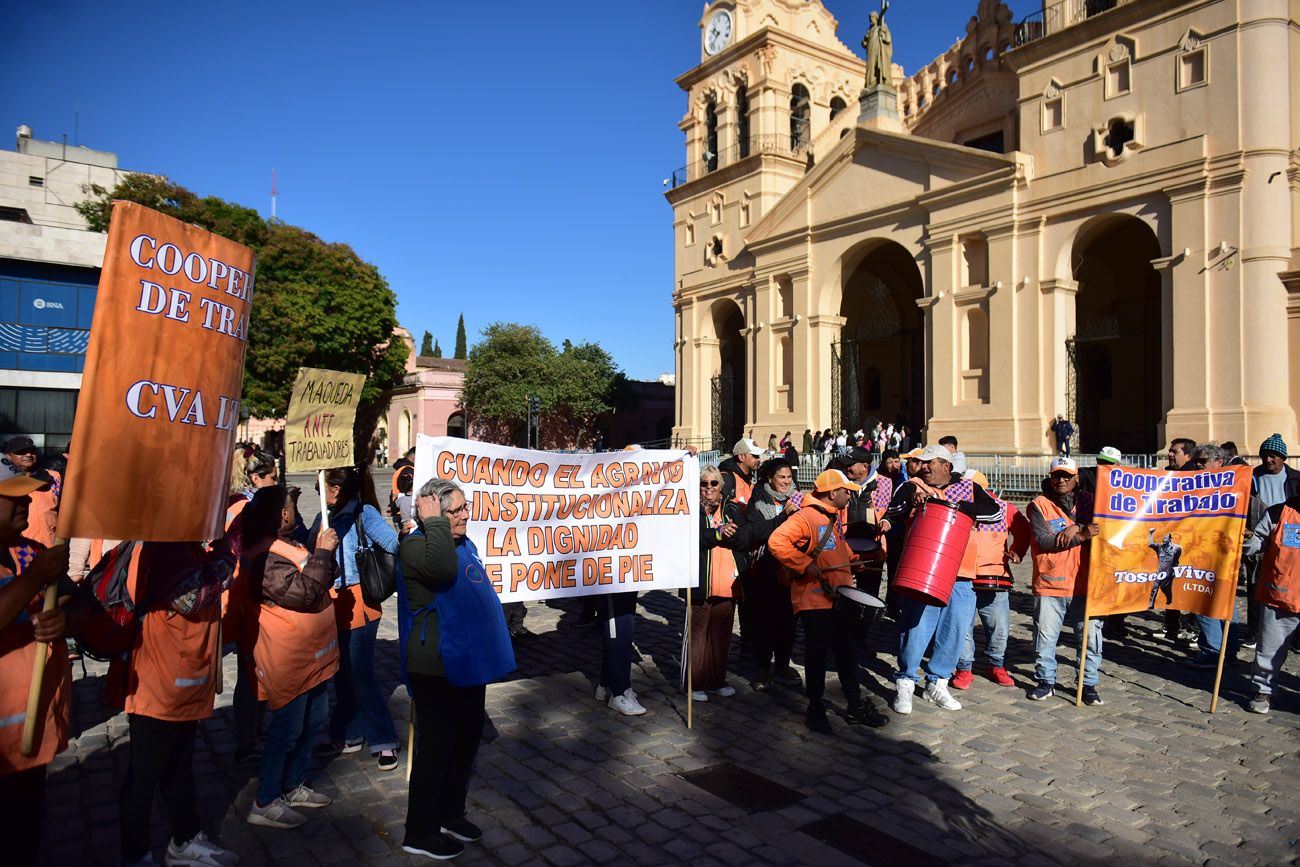 Cooperativas de naranjitas se reúnen en la catedral con el arzobispo Angel Rossi.  (Nicolás Bravo / La Voz)