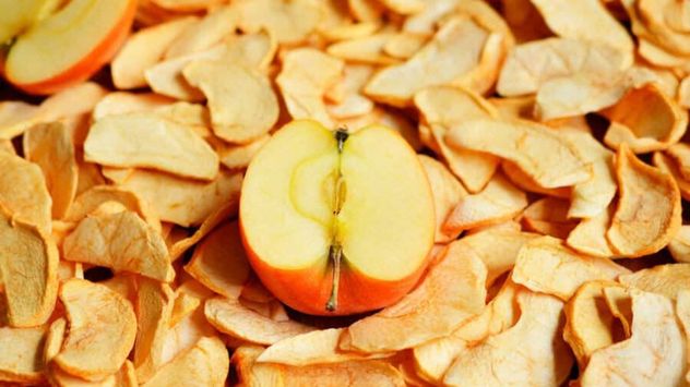 La manzana deshidratada aporta fibra, antioxidantes y vitaminas, además de convertirse en una alternativa práctica para consumir entre comidas.