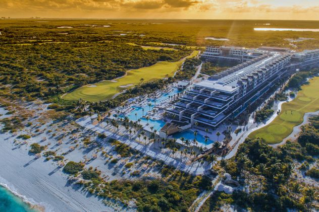 Costa Mujeres ofrece resorts de lujo, playas tranquilas y uno de los entornos más exclusivos del Caribe.