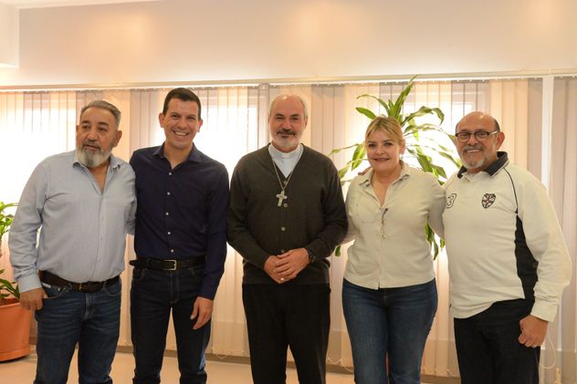 Monseñor Dante Braida fue recibido en Agec por el titular del gremio Pablo Chacón y otros dirigentes gremiales. (Prensa Agec) 